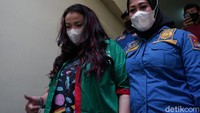 Kabar mengejutkan datang dari Jennifer Jill. Ia ditangkap oleh pihak kepolisian karena kasus narkoba. Foto: Palevi/detikhot