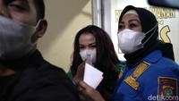 Usai menjalani tes kesehatan Jennifer Jill langsung masuk kembali ke ruang penyidikan. Foto: Palevi/detikhot