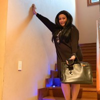 Tote bag berukuran besar melengkapi penampilannya saat berbusana simpel dengan gaun hitam dan sepatu beraksen floral warna senada. Foto: Instagram/@jennifer_ipel