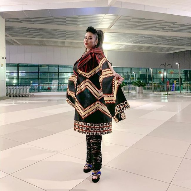Istri aktor Ajun Perwira ini pun pernah tampil etnik dengan outer rancangan desainer Indonesia Denny Wirawan. Foto: Instagram/@jennifer_ipel