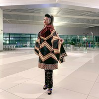 Istri aktor Ajun Perwira ini pun pernah tampil etnik dengan outer rancangan desainer Indonesia Denny Wirawan. Foto: Instagram/@jennifer_ipel