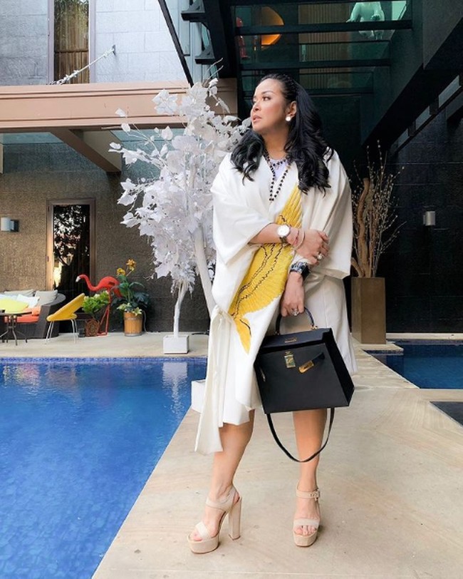 Gaya kontras juga pernah ditampilkannya. Kali ini Jennifer Jill memadukan gaun putih dengan Hermes Kelly warna hitam. Foto: Instagram/@jennifer_ipel