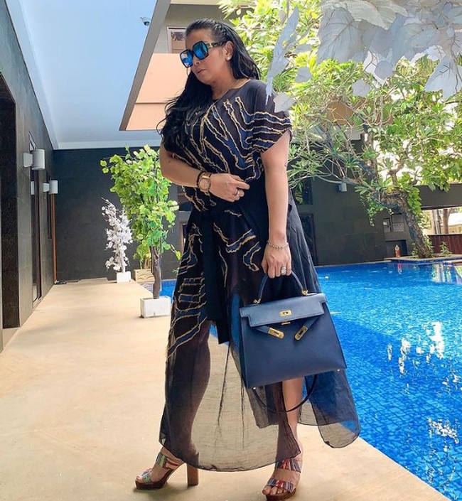 Tampil serasi dengan sheer dress bernuansa biru-hitam yang dipadukan tas Hermes Kelly warna senada. Tak lupa kacamata hitam sebagai pelengkap busana. Foto: Instagram/@jennifer_ipel