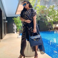 Tampil serasi dengan sheer dress bernuansa biru-hitam yang dipadukan tas Hermes Kelly warna senada. Tak lupa kacamata hitam sebagai pelengkap busana. Foto: Instagram/@jennifer_ipel