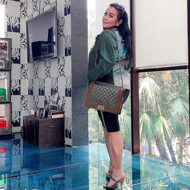 Tampil casual dengan short pants dan kemeja. Kali ini Jennifer Jill memilih tas Chanel sebagai pelengkap gaya. Foto: Instagram/@jennifer_ipel
