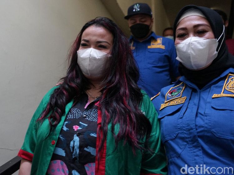 Foto Jennifer Jill Pakai Rompi Tahanan
