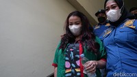 Ini dia penampakan Jennifer Jill usai ditangkap, Kamis (18/2/2021). Foto: Palevi/detikhot