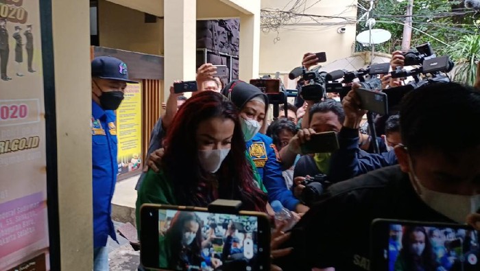 Jennifer Jill menjalani pemeriksaan kesehatan di Klinik Polres Jakbar siang ini.