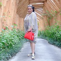 Memadukan gaya chic dan sporty dengan sneakers dan tote bag merah. Ini penampilan Jennifer Jill saat bergaya casual. Foto: Instagram/@jennifer_ipel