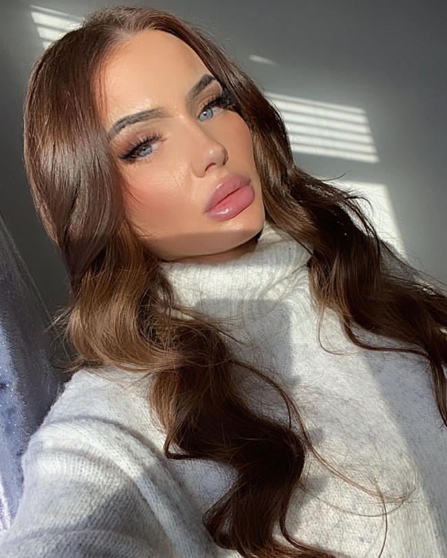 Wanita 24 tahun tersebut pertama kali terpikir untuk melamar jadi supir setelah melihat iklan lowongannya di balik kendaraan umum. Meski senang bisa diterima, Jodie mengeluhkan banyaknya komentar kurang menyenangkan mengenai penampilan terutama dari para pria. Foto: Instagram @jodieleighthebusdriver_