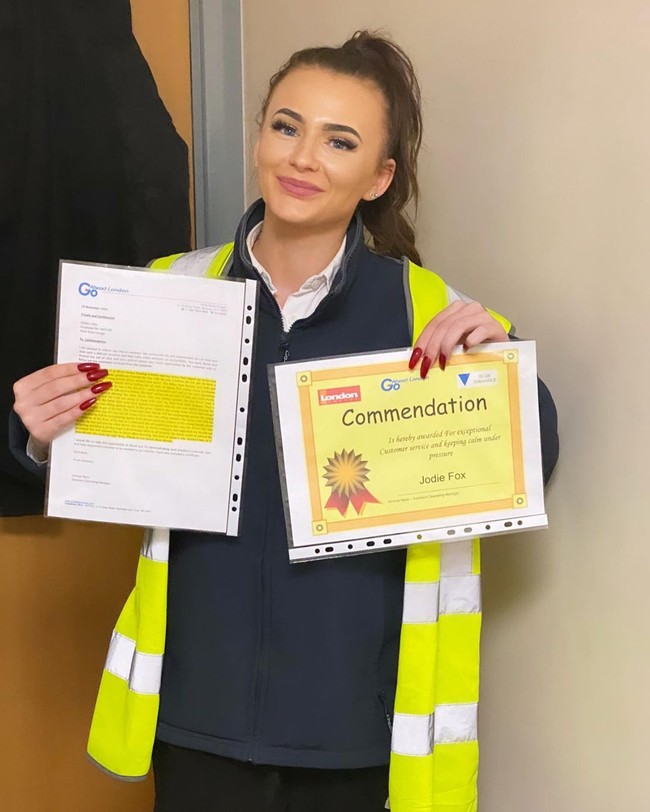 Ketika aku meningkatkan pekerjaanku sebagai seorang penjaga, aku menyadari aku selalu tertarik untuk mengendarai bus. Aku selalu duduk di dekat supir dan aku suka menyetir jadi aku mewujudkan impianku, ujar Jodie. Foto: Instagram @jodieleighthebusdriver_