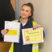 Ketika aku meningkatkan pekerjaanku sebagai seorang penjaga, aku menyadari aku selalu tertarik untuk mengendarai bus. Aku selalu duduk di dekat supir dan aku suka menyetir jadi aku mewujudkan impianku, ujar Jodie. Foto: Instagram @jodieleighthebusdriver_