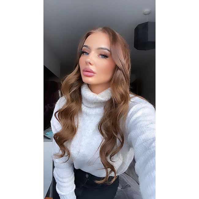 Jodie pun sering menampilkan kesehariannya sebagai supir bis di TikTok dan jadi viral karenanya. Aku tidak berpikir itu akan blow up. Aku mengunggah beberapa video sebelumnya tapi tidak dengan seragam dan tidak sampai aku posting aku adalah supir bis yang mana bikin orang-orang heboh, lanjutnya. Foto: Instagram @jodieleighthebusdriver_