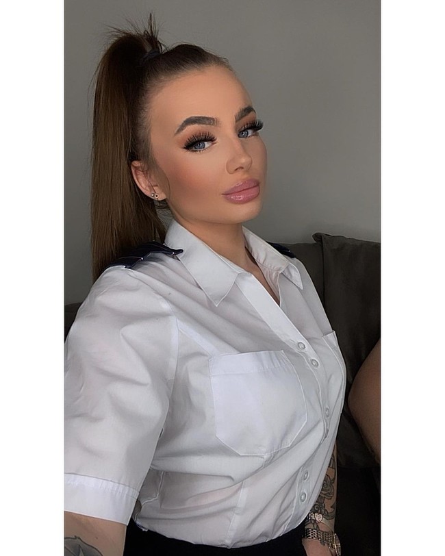 Ketika naik ke bus, aku selalu mendapatkan reaksi yang mana yang cenderung seperti kamu terlalu cantik atau aku tidak pernah melihat supir bus cantik dalam hidupku. Orang berkata aku terlalu cantik untuk jadi supir bus tapi aku juga dikomentari beberapa wanita yang memujiku dan kuku atau rambut atau makeup-ku, ujarnya dilansir Dailymail. Foto: Instagram @jodieleighthebusdriver_