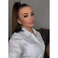 Ketika naik ke bus, aku selalu mendapatkan reaksi yang mana yang cenderung seperti kamu terlalu cantik atau aku tidak pernah melihat supir bus cantik dalam hidupku. Orang berkata aku terlalu cantik untuk jadi supir bus tapi aku juga dikomentari beberapa wanita yang memujiku dan kuku atau rambut atau makeup-ku, ujarnya dilansir Dailymail. Foto: Instagram @jodieleighthebusdriver_