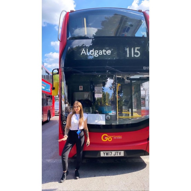 Jodie Leigh Fox punya pekerjaan impian yang tidak biasa. Wanita asal Inggris tersebut bercita-cita menjadi supir bus yang terwujud tiga tahun lalu. Punya penampilan menarik, Jodie pun sering dibilang terlalu cantik untuk jadi supir. Foto: Instagram @jodieleighthebusdriver_