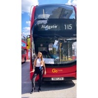 Jodie Leigh Fox punya pekerjaan impian yang tidak biasa. Wanita asal Inggris tersebut bercita-cita menjadi supir bus yang terwujud tiga tahun lalu. Punya penampilan menarik, Jodie pun sering dibilang terlalu cantik untuk jadi supir. Foto: Instagram @jodieleighthebusdriver_