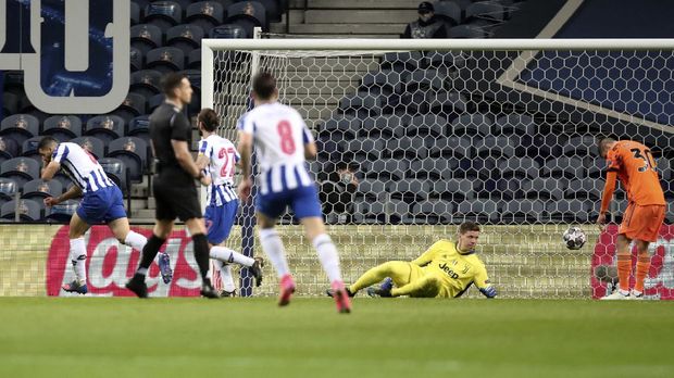 Porto's Mehdi Taremi, left, celebrates after scoring the opening goal during the Champions League round of 16, first leg, soccer match between FC Porto and Juventus at the Dragao stadium in Porto, Portugal, Wednesday, Feb. 17, 2021. (AP Photo/Luis Vieira)