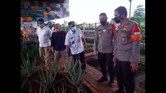 Kapolres Jaktim Kombes Erwin mengecek penanganan COVID-19 di Pulogadung.
