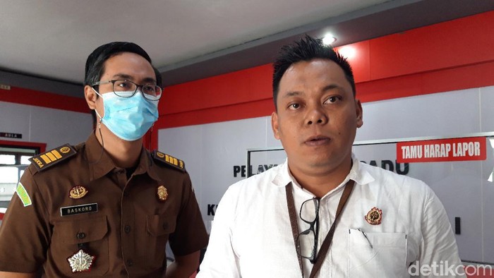 Kasi Pidsus Kejari Boyolali Romli Mukayatsyah. didampingi Kasi Intel Baskoro Adi Nugroho. Foto diambil Kamis (18/2/2021)