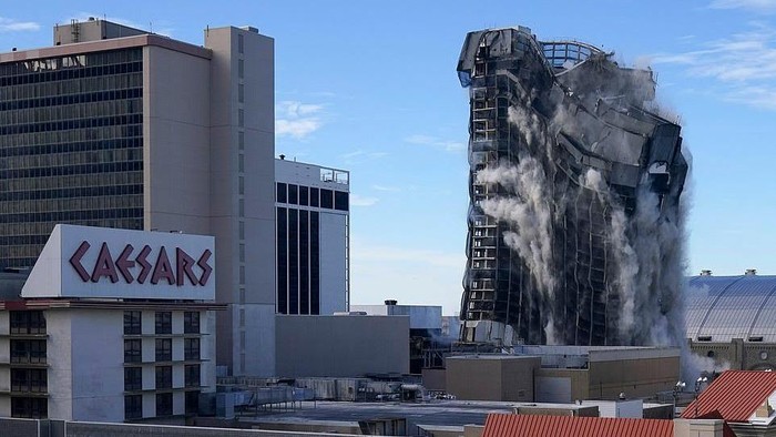Kasino Donald Trump Dibom 3.000 Dinamit, Ini Penampakannya Trump Plaza Hotel and Casino di Atlantic City dihancurkan menggunakan 3.000 batang dinamit. Begini penampakannya.