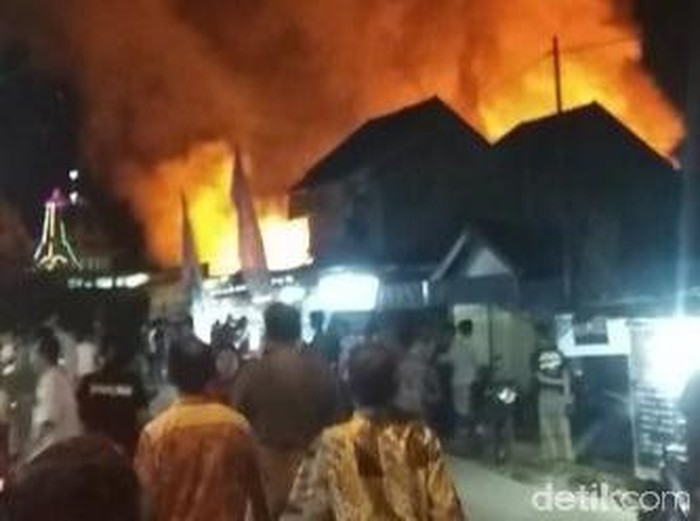 Kebakaran terjadi di Pasar Kepohbaru. Si jago merah berkobar hebat hingga terlihat dari kejauhan.