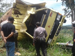 Truk Bermuatan Pakan Udang Tabrak Pembatas Jalan-Terguling di Sukabumi