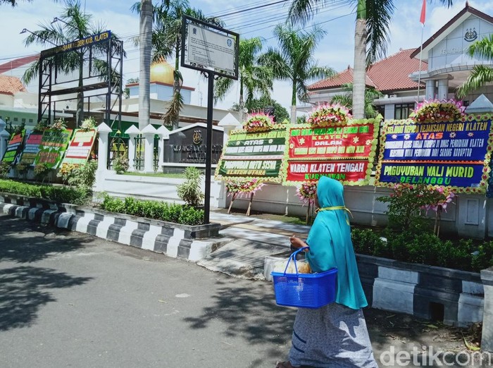 Kejari Klaten terima belasan karangan bunga, Kamis (18/2/2021).