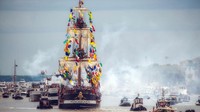 Biasanya, ada sekitar 60 krewe dalam pawai. Tak hanya menghibur, mereka juga melakukan kegiatan amal sosial. (Gasparilla Pirate Festival)