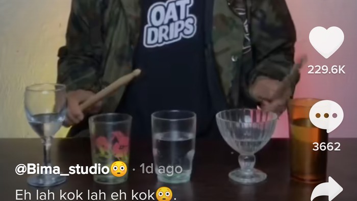 Keren Maksimal! Pria Ini Hanya Modal Gelas untuk Bikin Alunan Musik