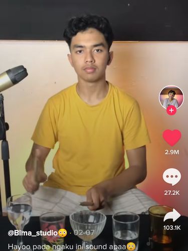 Keren Maksimal! Pria Ini Hanya Modal Gelas untuk Bikin Alunan Musik