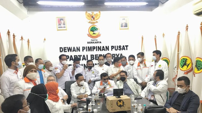 Pernyataan resmi DPP PARTAI BERKARYA (BERINGIN KARYA) terkait PUTUSAN TUN 16 FEBRUARI 2021 dibacakan Ketua Umum Muchdi PR didampingi Sekretaris Jenderal Badaruddin Andi Picunang, Ketua Harian Sonny Pudjisasono, beberapa Ketua DPW Provinsi (Sumut, Sumbar, Banten, Jakarta, Jateng, Jatim, Kaltim, Kalsel, Sulut, Maluku) dan Pengurus DPP lainnya. Kantor DPP Partai Berkarya, 17 Februari 2021.