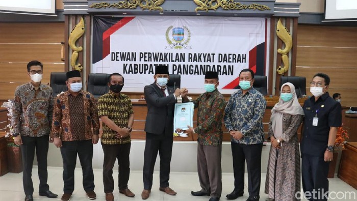 Komisioner KPU menyerahkan berkas hasil Pilkada kepada pimpinan DPRD Pangandaran