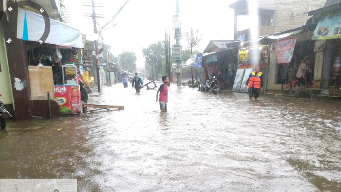 Kondisi banjir di Jalan Kemang Utara IX, Mampang Prapatan, Kamis (18/2/2021) pukul 12.42 WIB.