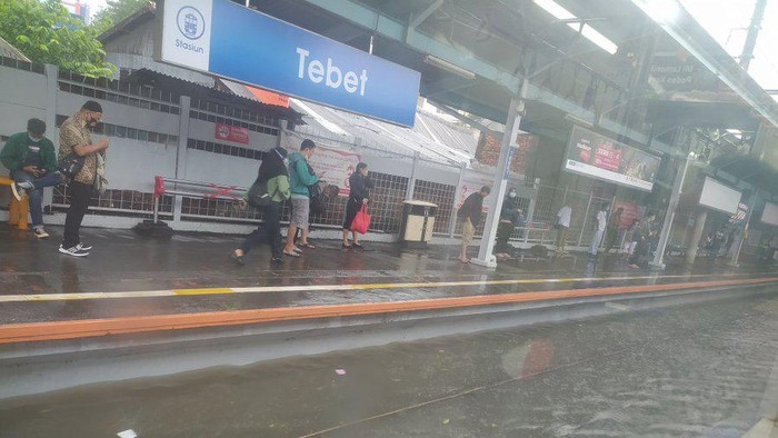 Kondisi Stasiun Tebet pasca hujan.