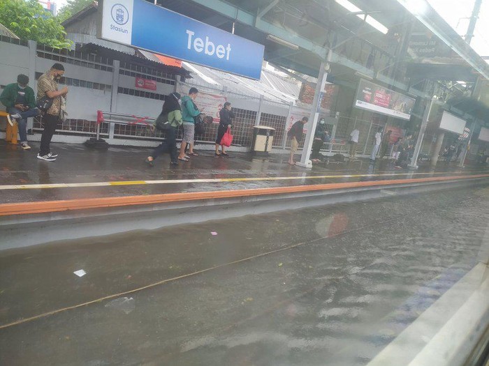 Kondisi Stasiun Tebet pasca hujan.