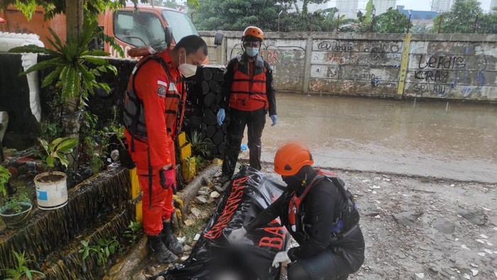 Korban sebelumnya diduga menceburkan diri ke Kali Ciliwung, Kramat Jati, Jaktim.