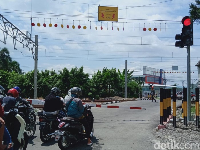 Lampu bangjo atau traffic light yang bikin ngeri pengendara akhirnya dipindah, Klaten, Kamis (18/2/2021).