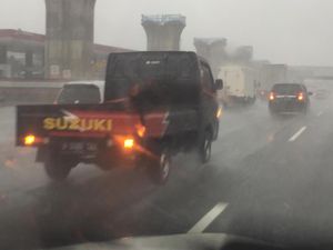 Awas Salah Kaprah! Ini Aturan Penggunaan Lampu Hazard yang Benar