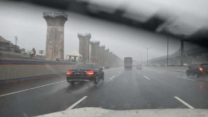 Lampu hazard dinyalakan saat hujan deras, bolehkah?