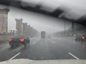 3 Kondisi Menyalakan Lampu Hazard di Tol, Bukan Pas Hujan-Konvoi