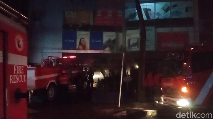 Lima mobil damkar dikerahan menangani gedung BEC yang terbakar