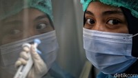 Seorang tenaga kesehatan tengah beraktivitas di laboratorium COVID-19 yang berada di kawasan Kelapa Gading, Jakarta Utara.