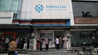 Laboratorium untuk pemeriksaan virus Corona bermunculan sebagai upaya untuk mengatasi pandemi COVID-19 di Indonesia. Salah satunya, laboratorium COVID-19 di kawasan Kelapa Gading, Jakarta Utara ini.
