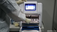 Laboratorium ini fokus pada Polymerase Chain Reaction (PCR) swab test, antigen swab test, rapid test, dan tes serologi yang bermanfaat dalam deteksi COVID-19.