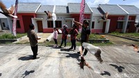 Arsitek mengecek fisik bangunan di perumahan bersubsidi tipe 21 Graha Sejahtera Tempel, Sukoharjo, Jawa Tengah, Kamis (18/2).  