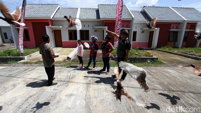 Melihat Progres Pembangunan KPR Subsidi di Sukoharjo Arsitek mengecek fisik bangunan di perumahan bersubsidi tipe 21 Graha Sejahtera Tempel, Sukoharjo, Jawa Tengah, Kamis (18/2).
PT Bank Tabungan Negara (Persero) Tbk dan Kementerian Pekerjaan Umum dan Perumahan Rakyat (PUPR) bekerja sama menyalurkan kredit pemilikan rumah (KPR) subsidi dengan skema bantuan pembiayaan perumahan berbasis tabungan (BP2BT).