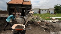 Para pekerja bangunan menyelesaikan proses pembangunan KPR subsidi di perumahan Graha Sejahtera Tempel, Sukoharjo, Jawa Tengah, Kamis (18/2). 