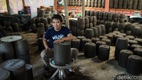 Untuk motif, Burhan mengatakan motif turun temurun yang biasanya dibuat oleh para perajin adalah naga dan bunga. Selain itu, dalam membuat gerabah pantangannya adalah tidak membuat patung-patungan seperti manusia seperti arca karena mayoritas masyarakatnya beragama muslim. Burhan yang melanjutkan usaha ayahnya di tahun 2014, kemudian memiliki ide untuk menjadikan Desa Plumpungrejo sebagai wisata edukasi gerabah. Dengan Desa tempatnya menjadi desa wisata, Desa Plumpungrejo pun mulai dipasangi gapura yang menjadi penanda kerajinan gerabah oleh Pemerintah Kabupaten Blitar.