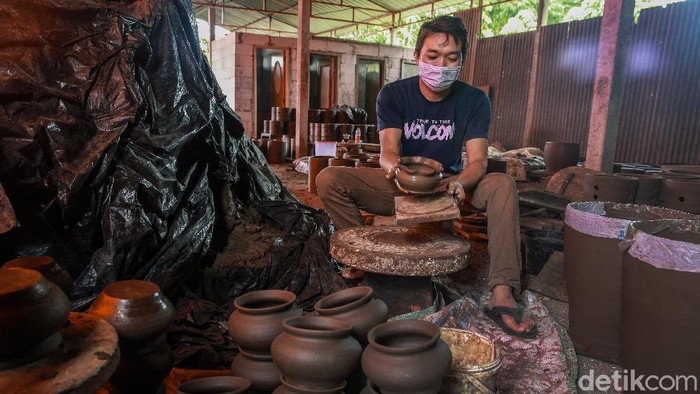 Muhammad Burhanudin (34) jadi salah satu penggagas wisata edukasi gerabah di Blitar. Di sana pengunjung dapat melihat pembuatan gerabah secara langsung.